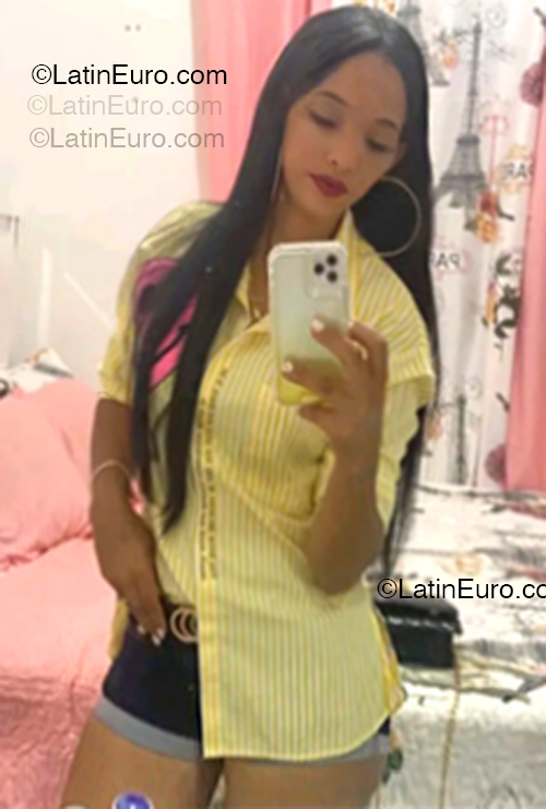 Date this voluptuous Dominican Republic girl Alondra from Santo Domingo DO54669