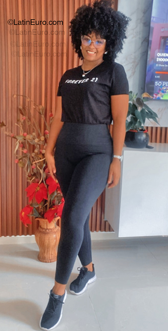 Date this georgeous Dominican Republic girl Arpillera from Representante de Santo Domingo DO54739