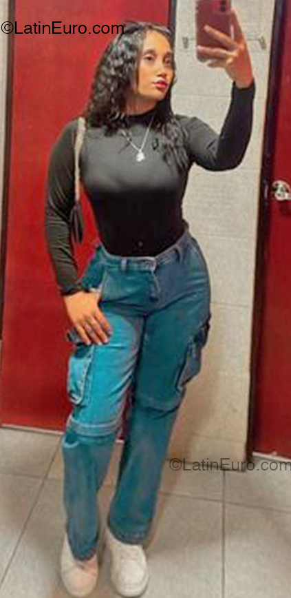 Date this foxy Dominican Republic girl Reyna from Santo Domingo DO54915
