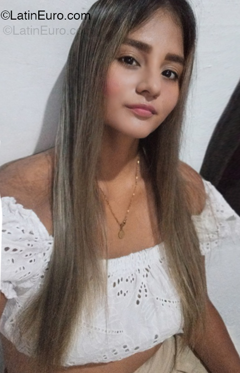 Date this voluptuous Venezuela girl Oriana from Rubio VE5265