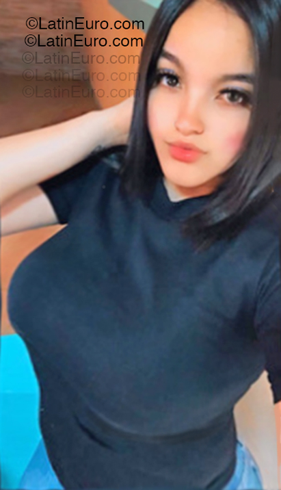 Date this charming Dominican Republic girl Yismeiri from Santo Domingo DO55052