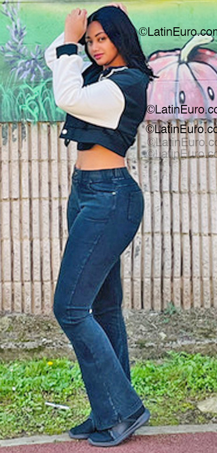Date this young Spain girl Dary from Gijon ES924