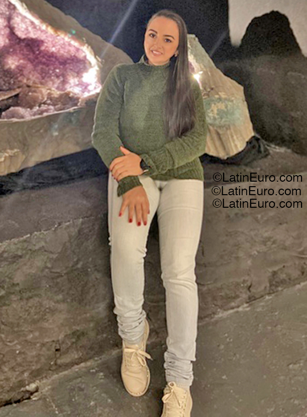 Date this voluptuous Brazil girl Mary from Manaus BR12365