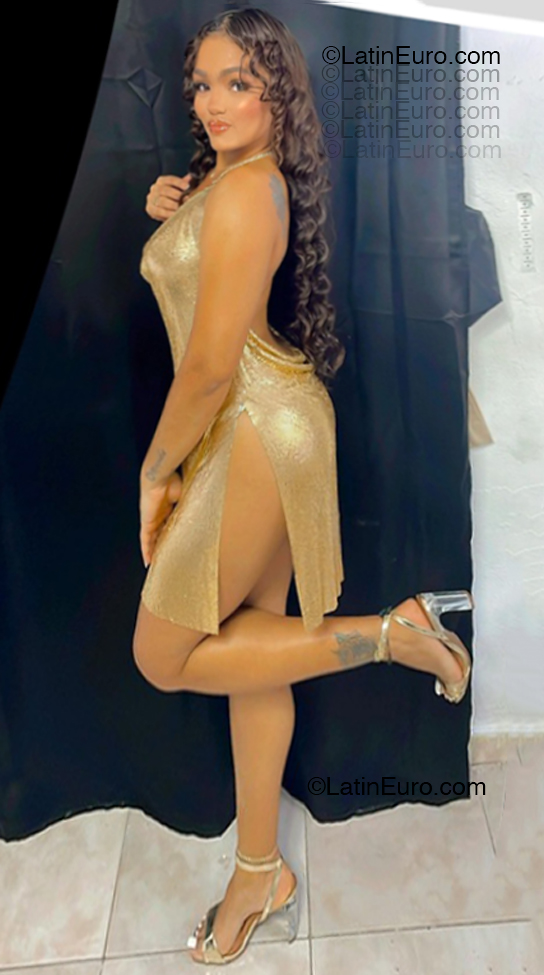 Date this stunning Dominican Republic girl Julissa from Santo Domingo DO55166