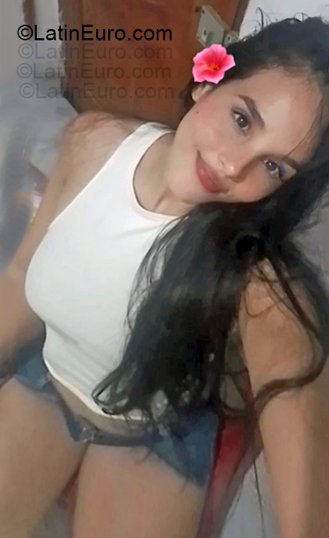 Date this georgeous Colombia girl Naomi from Bucaramanga CO33409