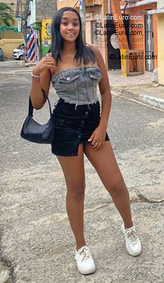 Date this beautiful Dominican Republic girl Angela from Santo Domingo DO56047