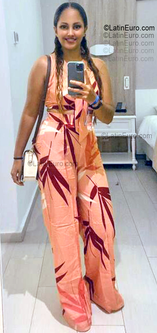Date this charming Dominican Republic girl Amy from Santo Domingo DO55493