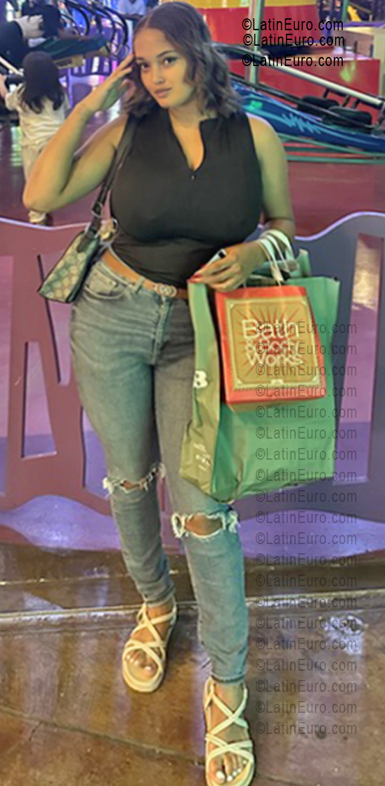 Date this gorgeous Dominican Republic girl Vanessa from Santo Domingo DO55628