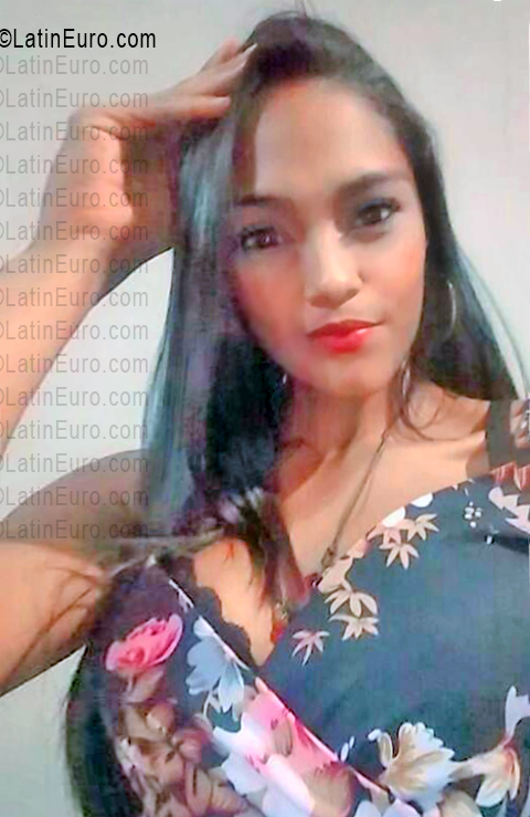 Date this voluptuous Venezuela girl Hasa from Anzoategui VE5391