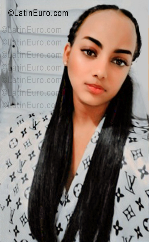Date this georgeous Dominican Republic girl Carol from Santo Domingo Este DO55711