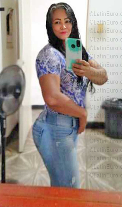 Date this attractive Colombia girl Adriana from Cali CO33546