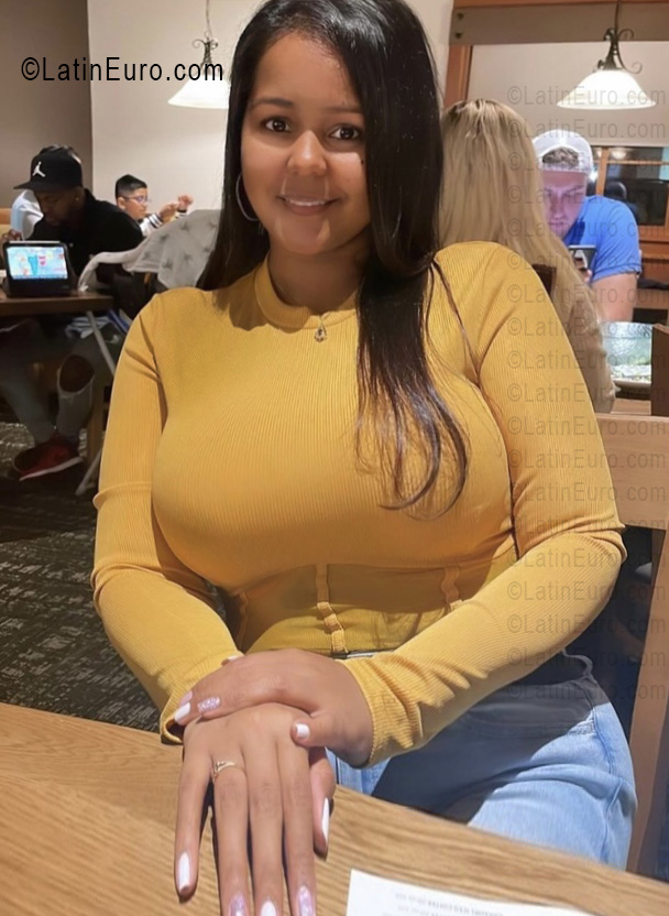 Date this tall United States girl Lisbet from New York US25270