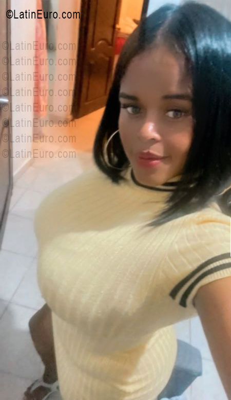 Date this lovely Dominican Republic girl Yennifer from Santo Domingo DO55880