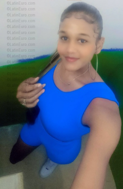 Date this attractive Dominican Republic girl Rosi from Santo Domingo DO55970
