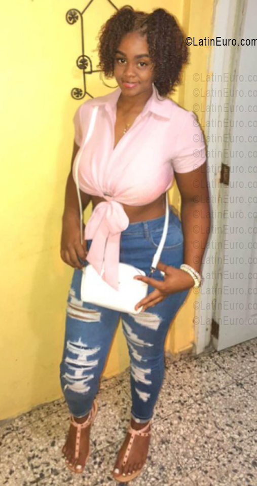 Date this lovely Dominican Republic girl Coraima from Santo Domingo DO56358