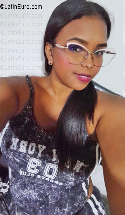 Date this attractive Venezuela girl Yuri from Aragua VE5696