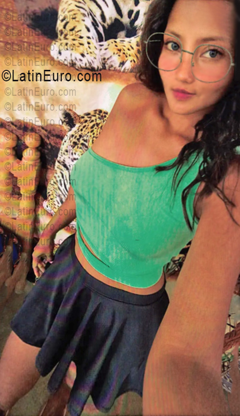 Date this voluptuous Ecuador girl Valeria from Portoviejo EC1146