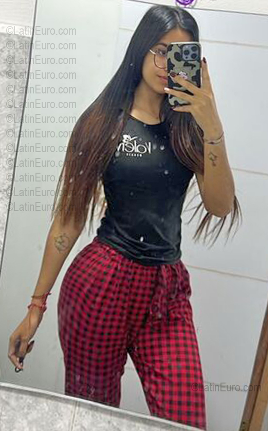 Date this pretty Venezuela girl Valery Andrea from Valencia VE5725