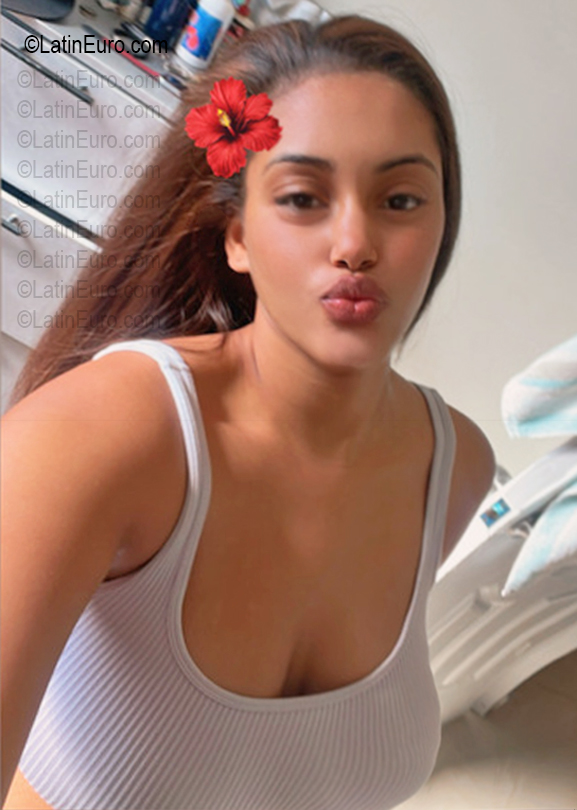 Date this nice looking Dominican Republic girl Maria from Santo Domingo DO56724