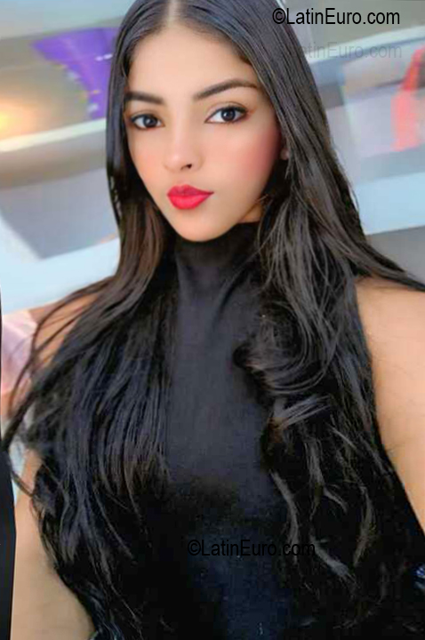 Date this tall Venezuela girl Aurora from Barcelona VE5729