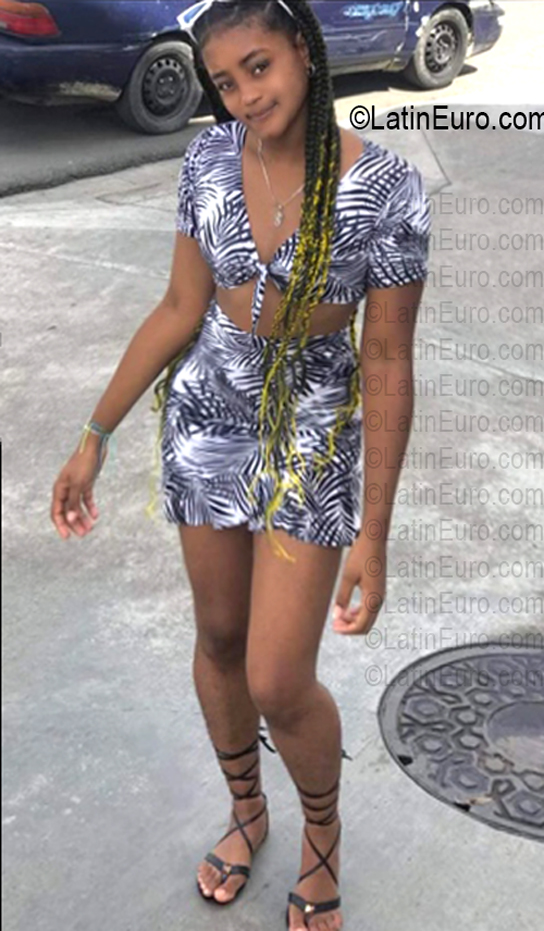 Date this pretty Dominican Republic girl Genesis from Santo Domingo DO56852