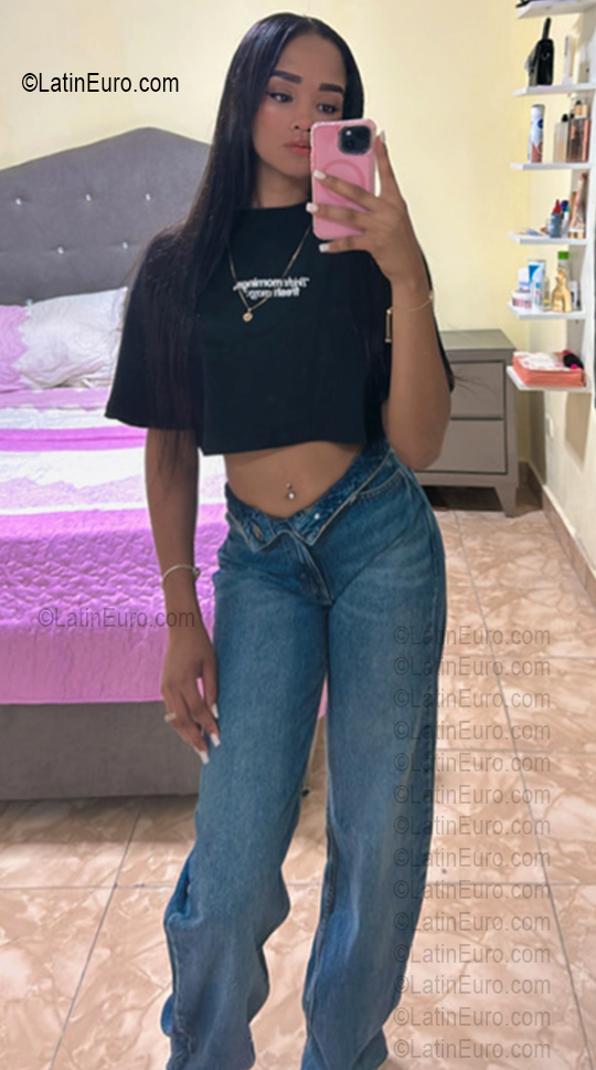 Date this happy Dominican Republic girl Julia from Santo Domingo DO56978
