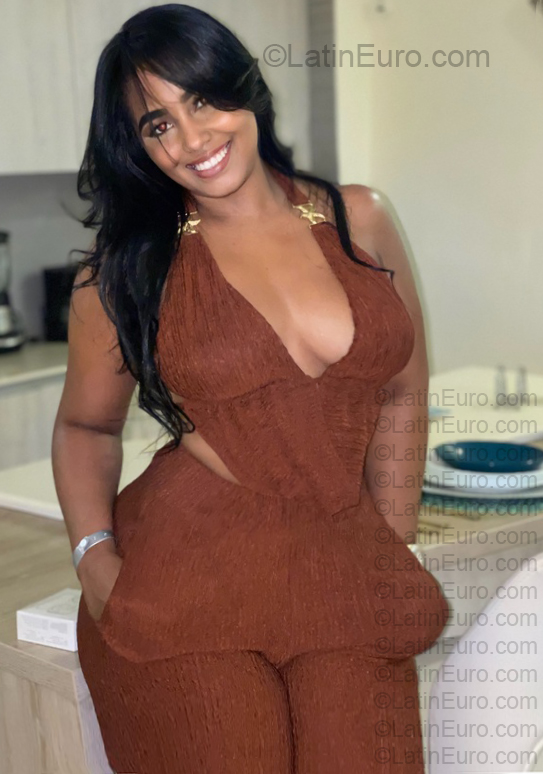 Date this attractive Colombia girl Johana from Cartagena CO33880