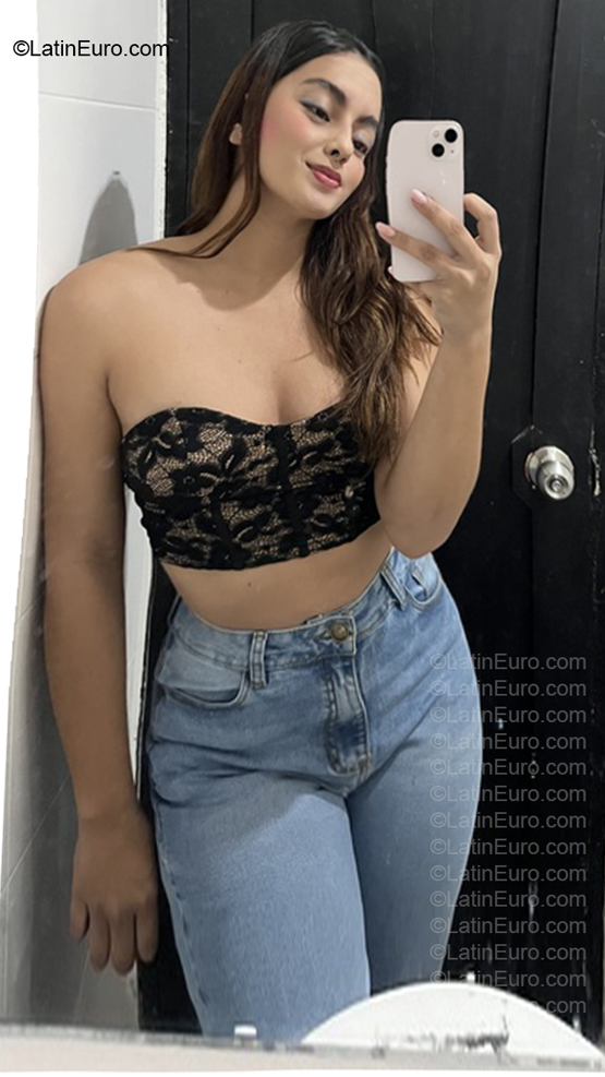 Date this gorgeous Colombia girl Paula Andrea from Santa Marta CO33888