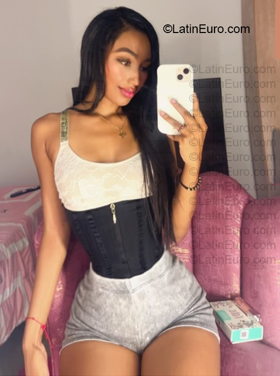 Date this happy Colombia girl Diana from Cali CO33891
